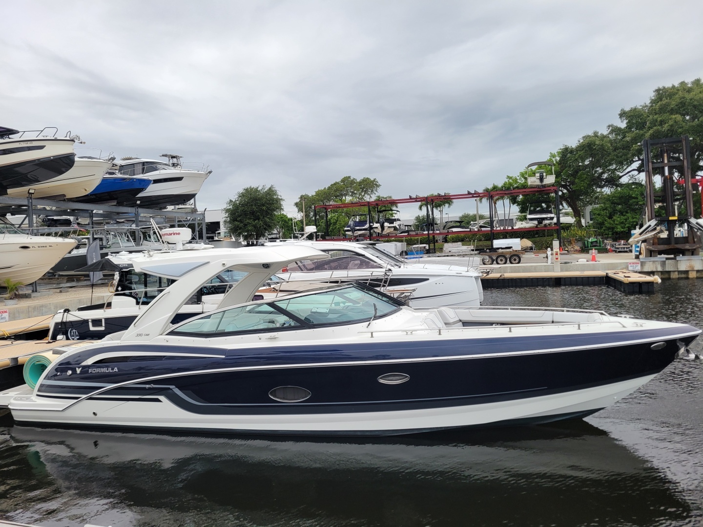 Formula 350 Crossover Bowrider