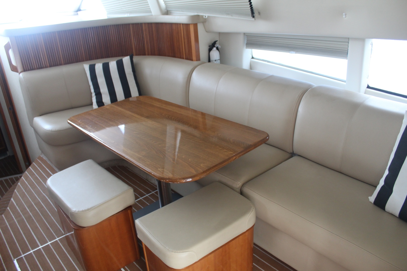 33ft Carver Yacht For Sale