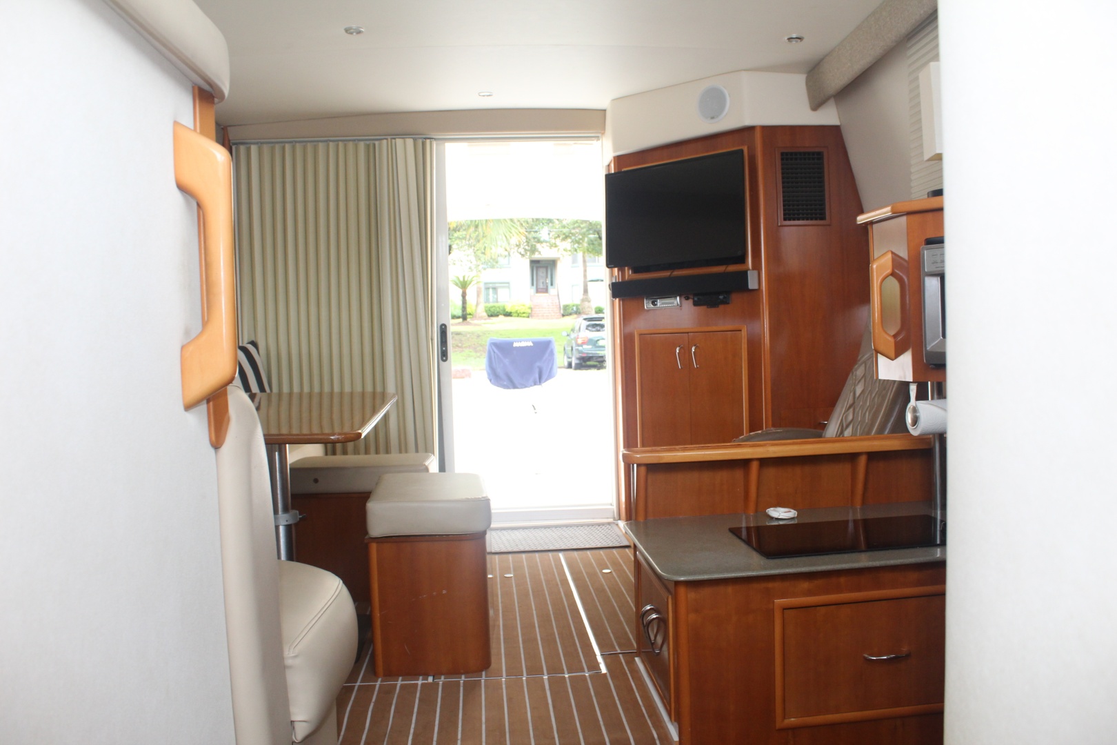 33ft Carver Yacht For Sale