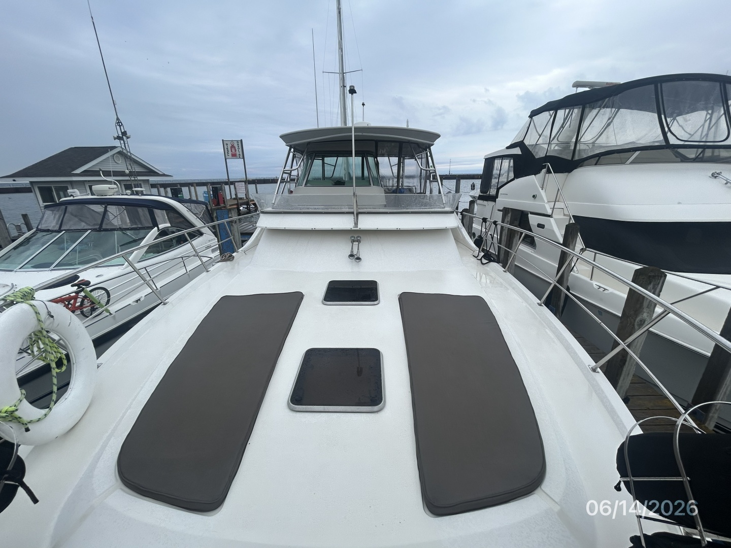 42' Cruisers foredeck aft