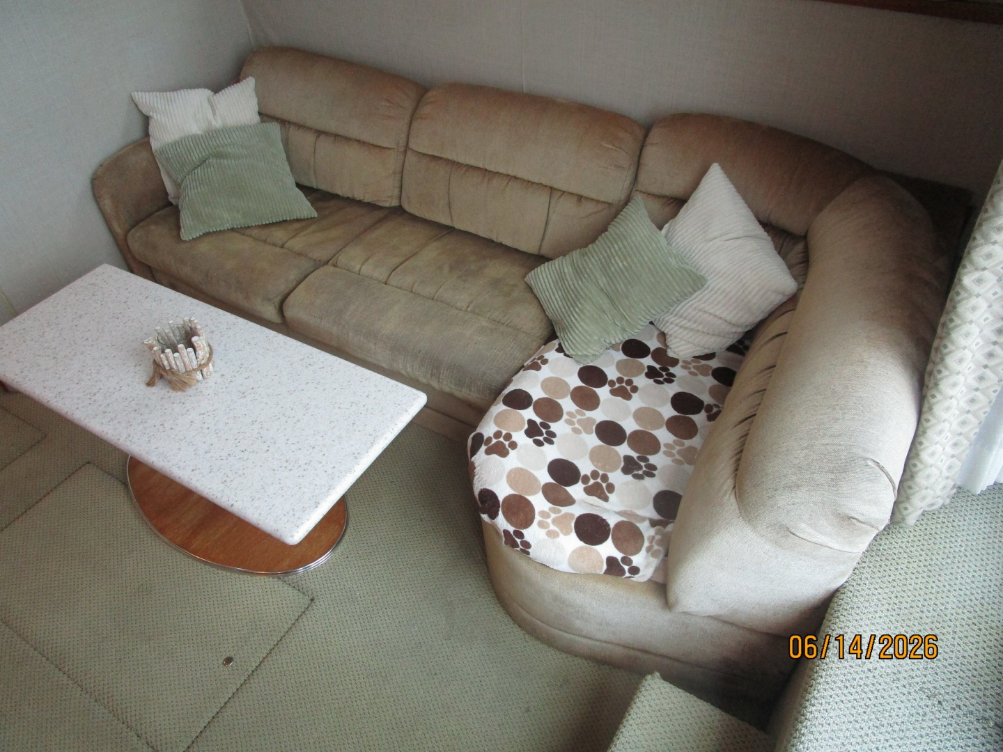 42' Cruisers salon starboard seating