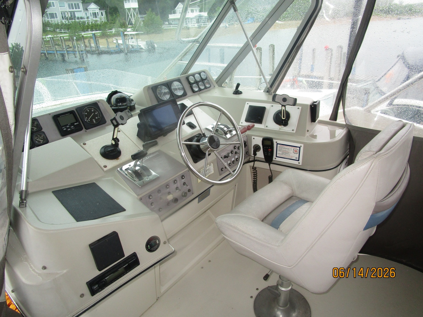 42' Cruisers flybridge helm1