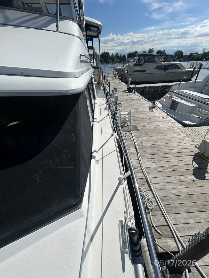 43' Carver port side deck1