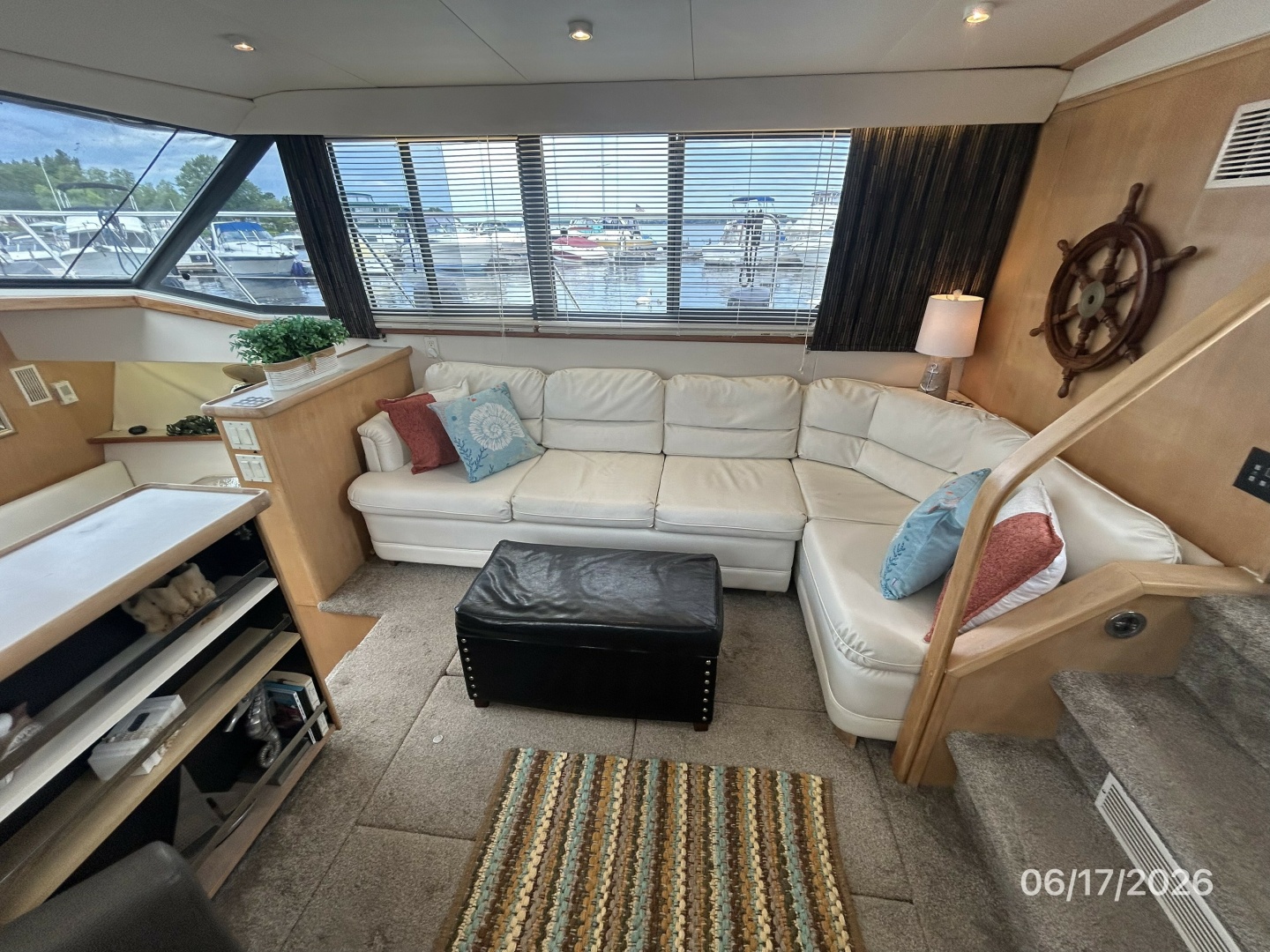 43' Carver salon starboard