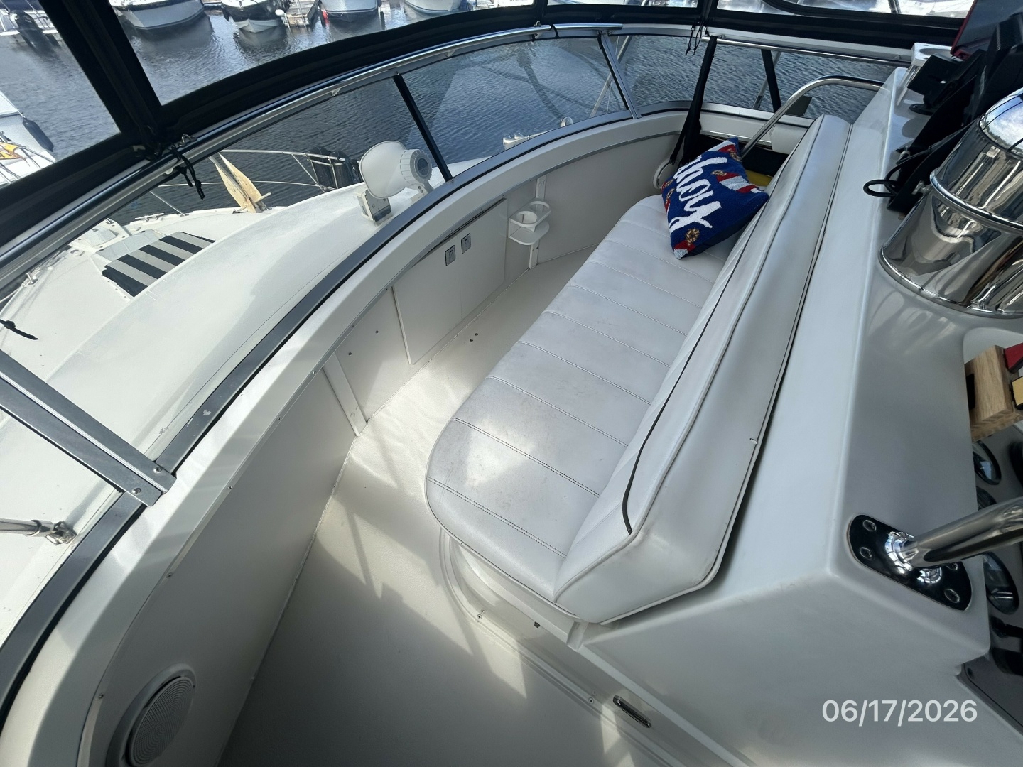 43' Carver flybridge forward seating
