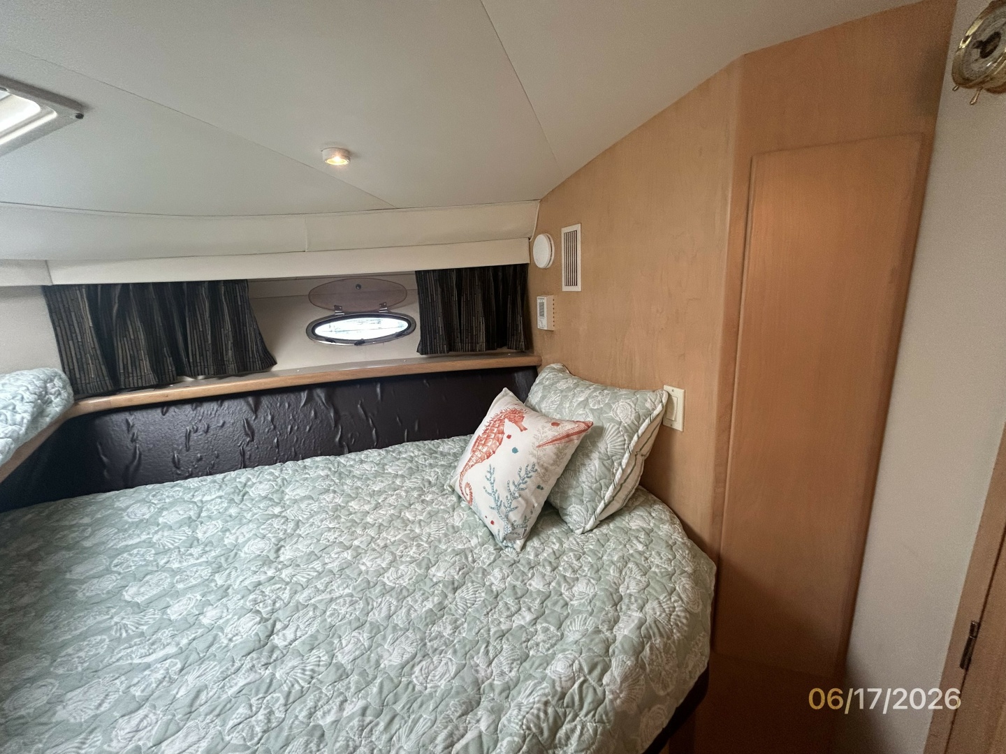 43' Carver guest stateroom starboard
