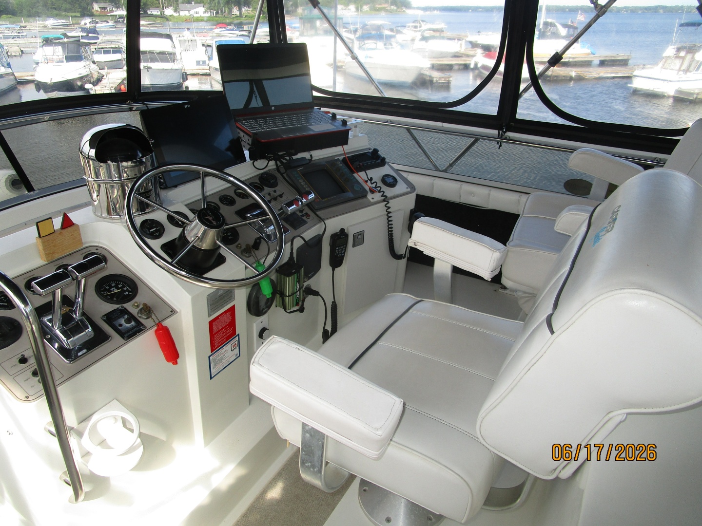 43' Carver flybridge helm2