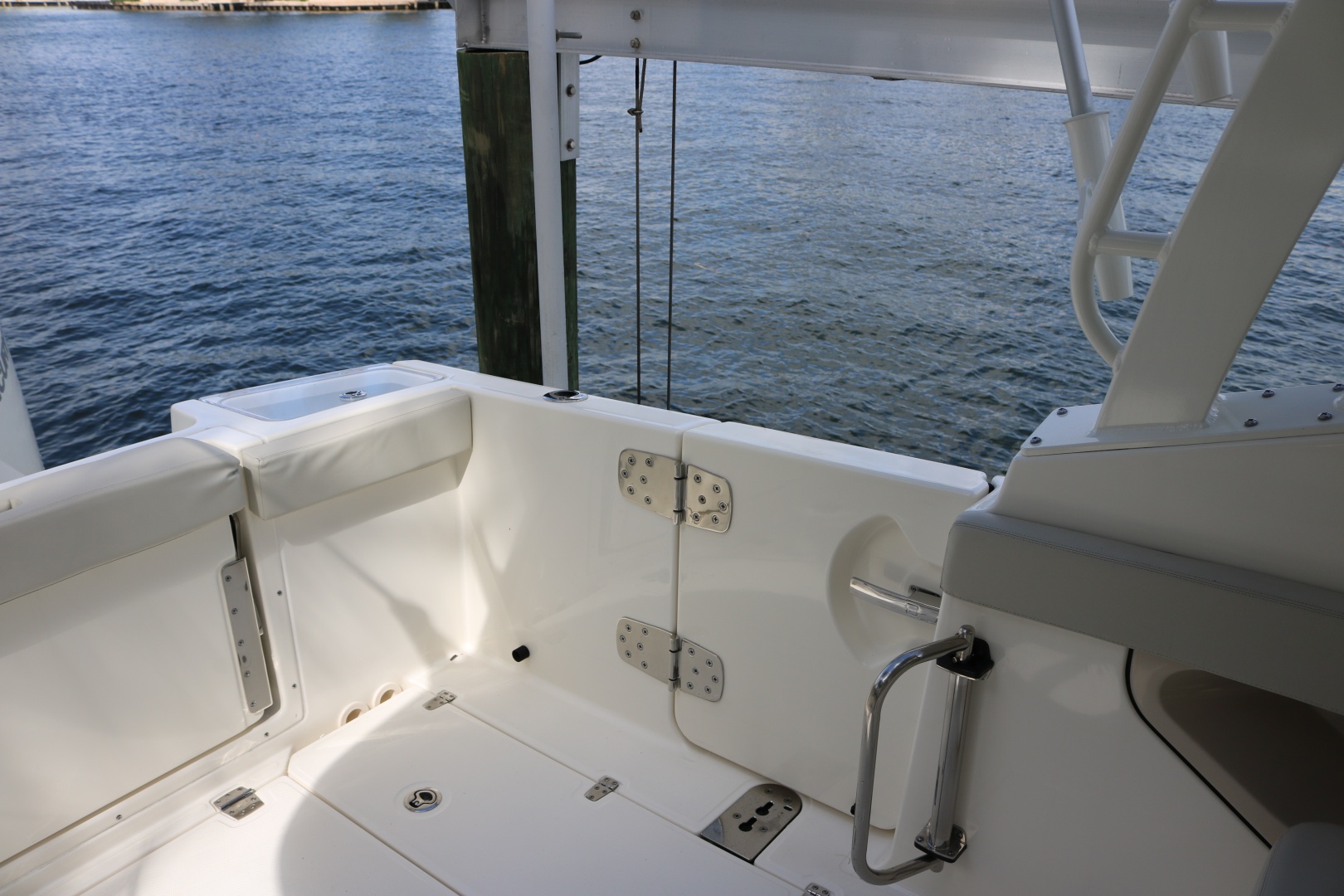 Boston Whaler 28 NO FILTER - Cockpit
