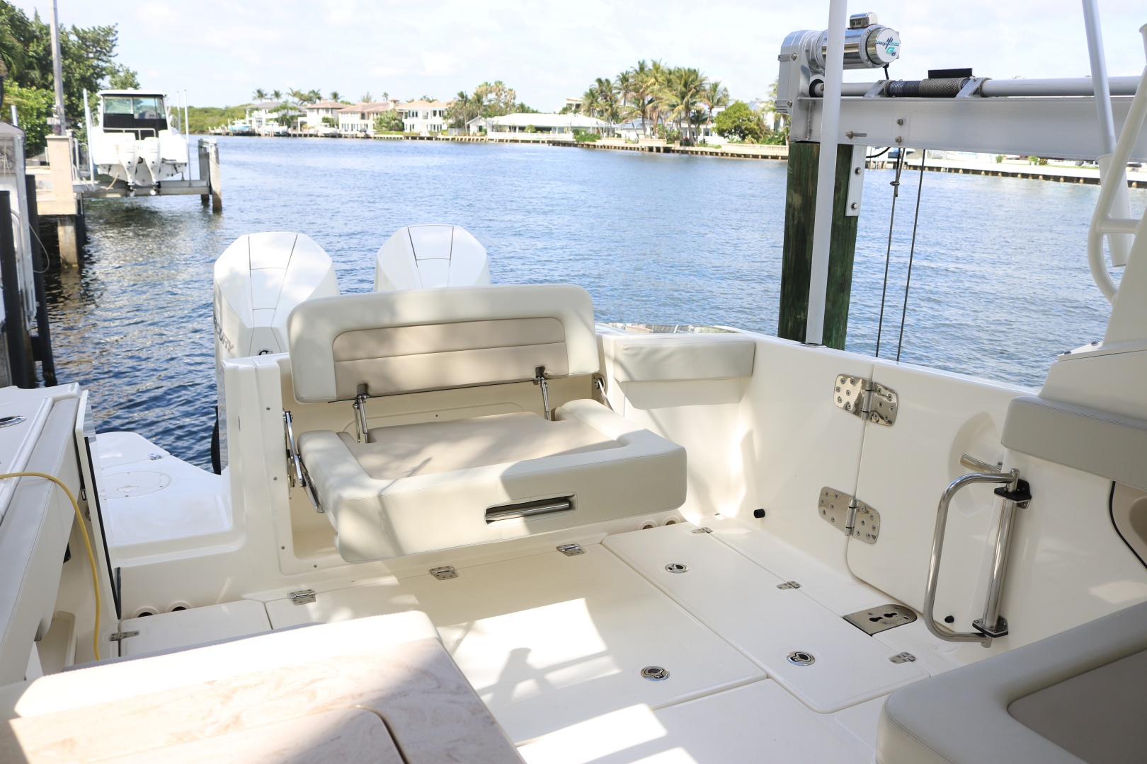 Boston Whaler 28 NO FILTER - Cockpit