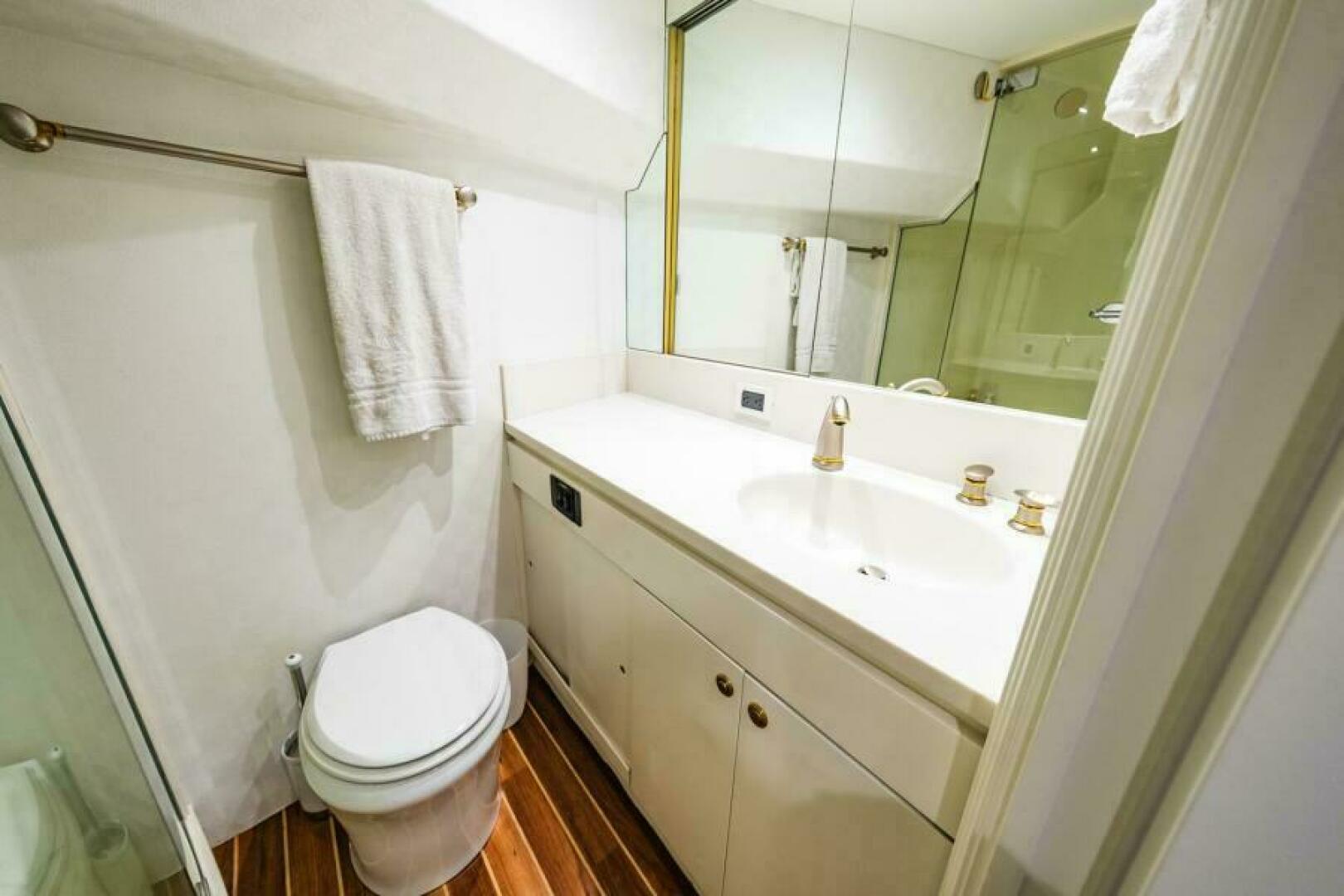 Forward Cabin Head  