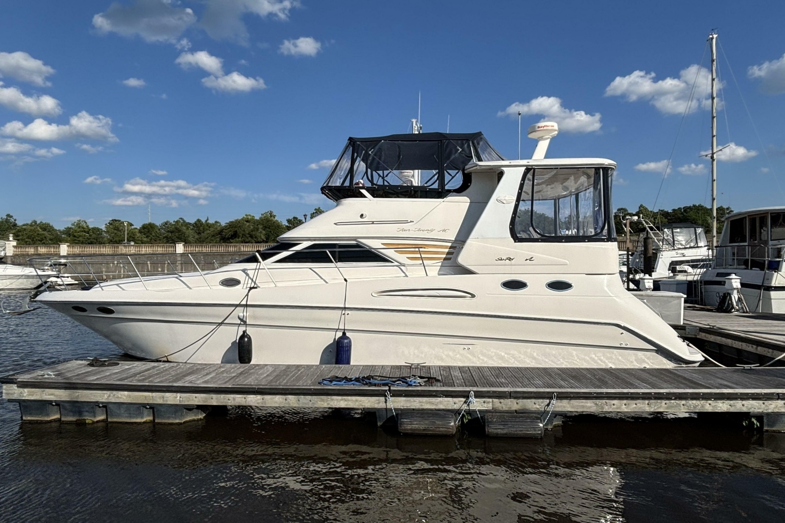 1999 Sea Ray 420 Aft Cabin