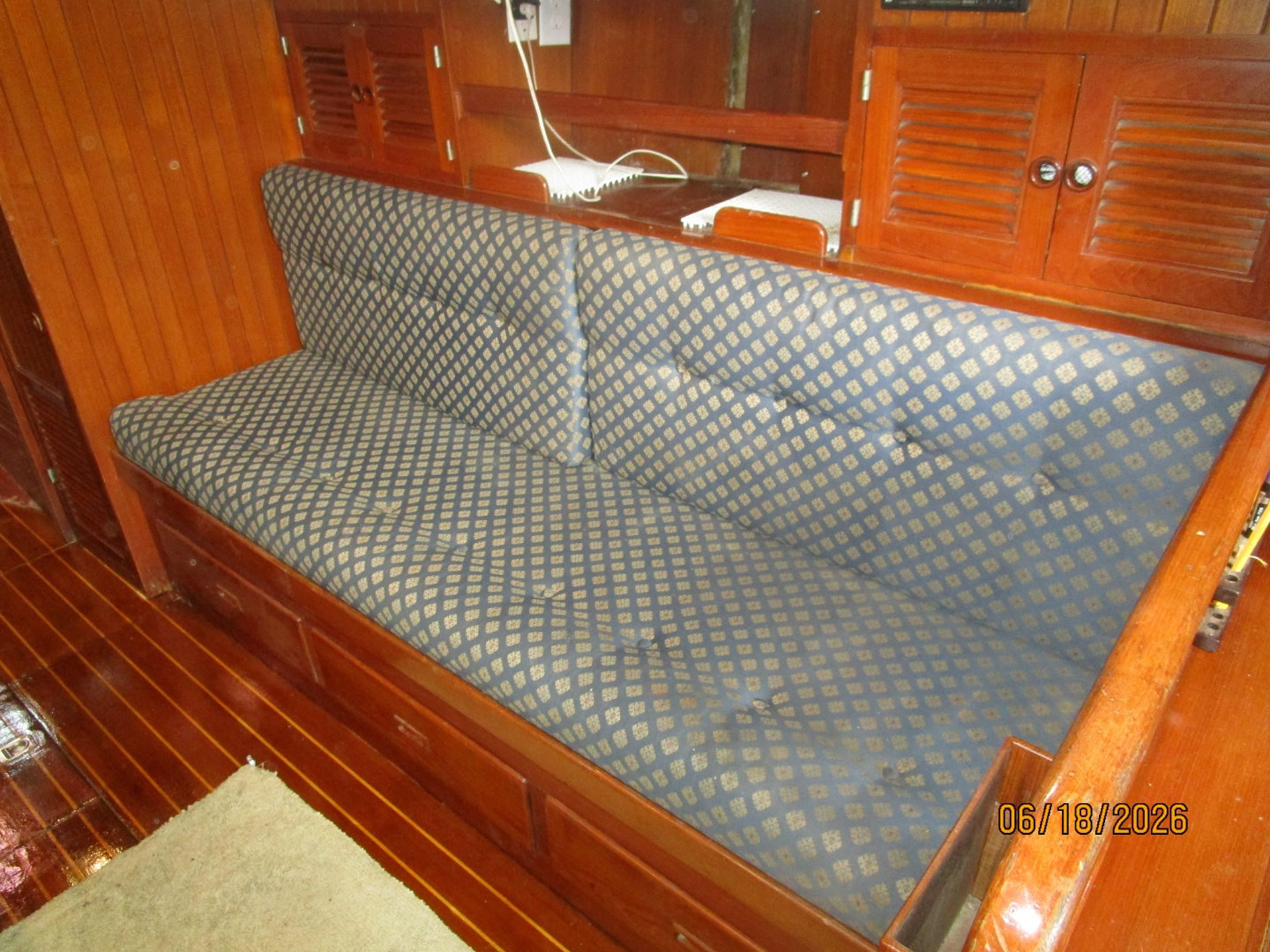 37' Tayana salon starboard seating1