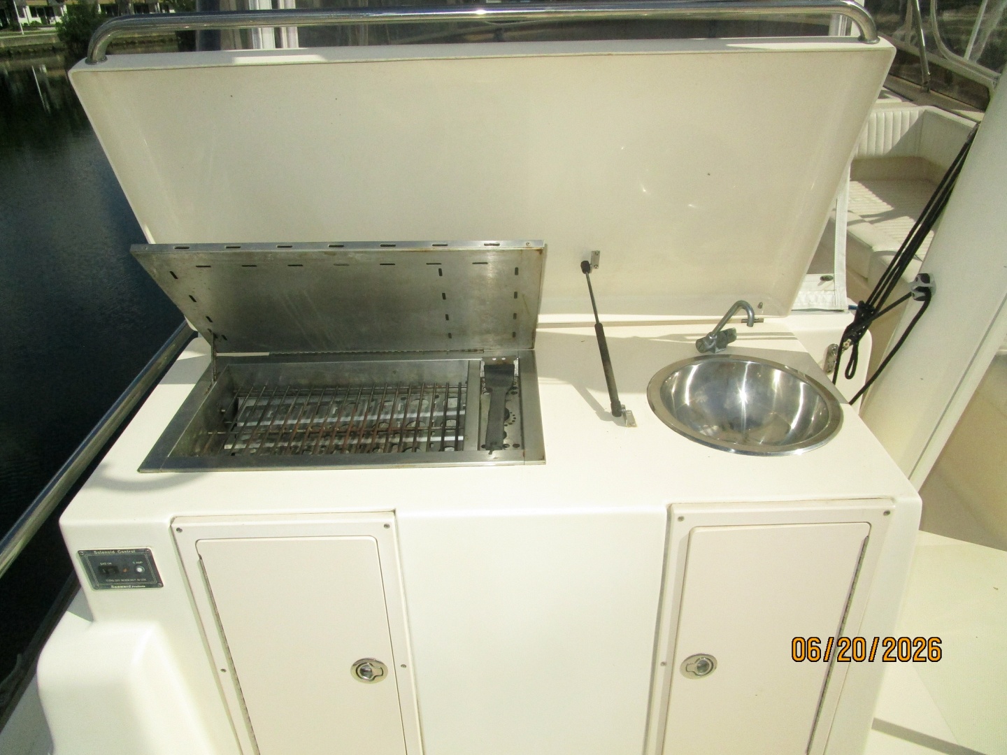 40' Mainship sundeck wetbar2