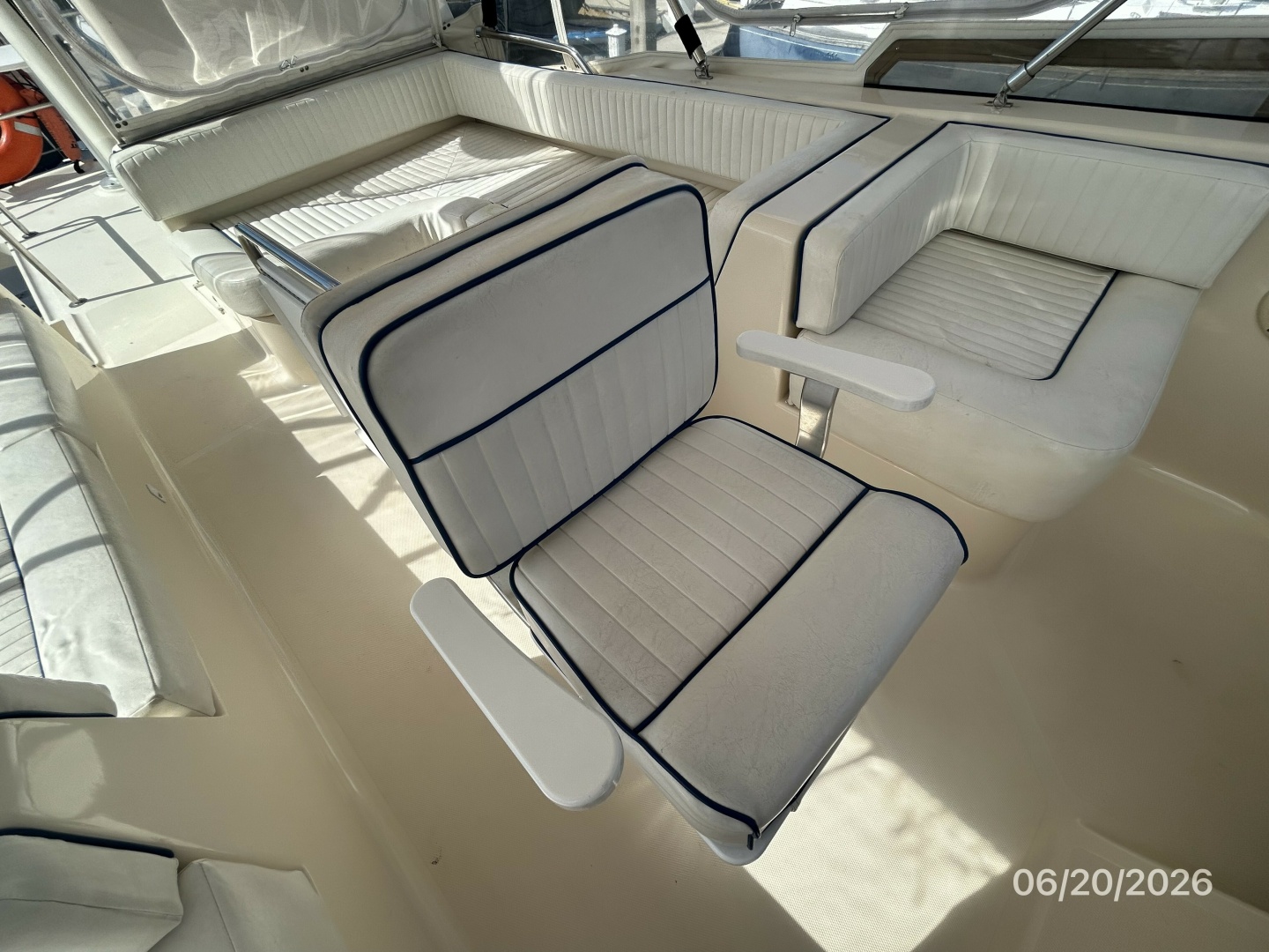 40' Mainship flybridge helmseat
