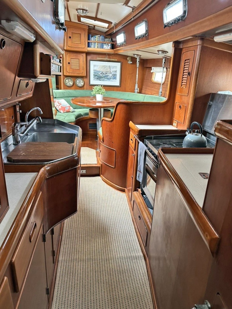 Galley Fwd to Salon