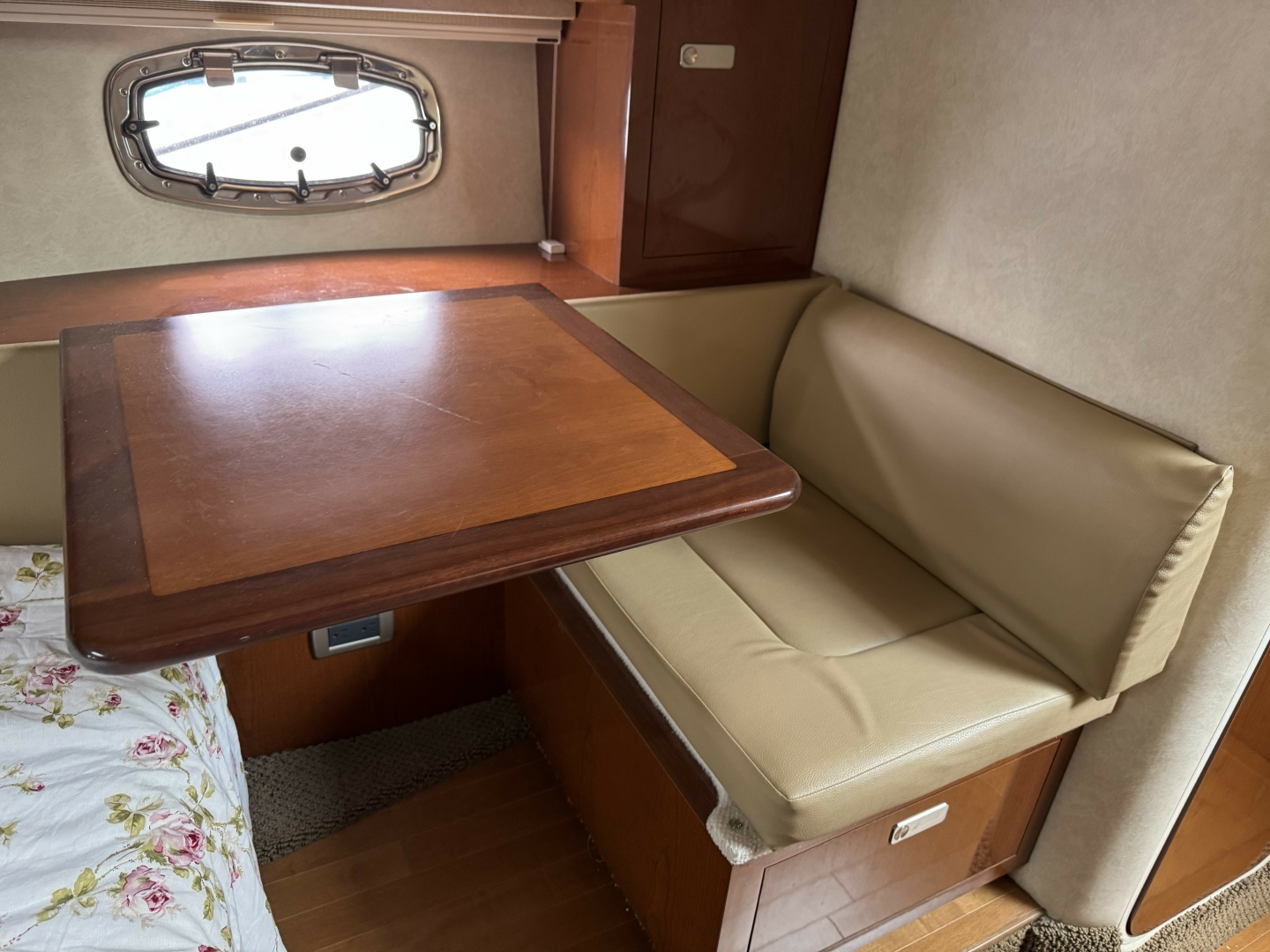 Sea Ray 310da Dinette