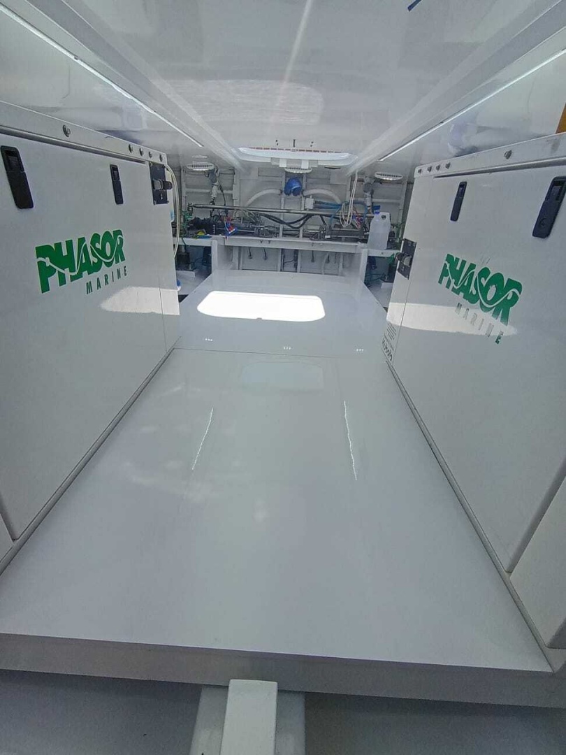 1998 American Custom Yachts 