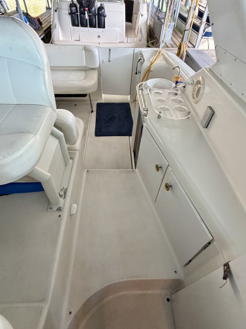 1996 Carver 310 Mid Cabin Express
