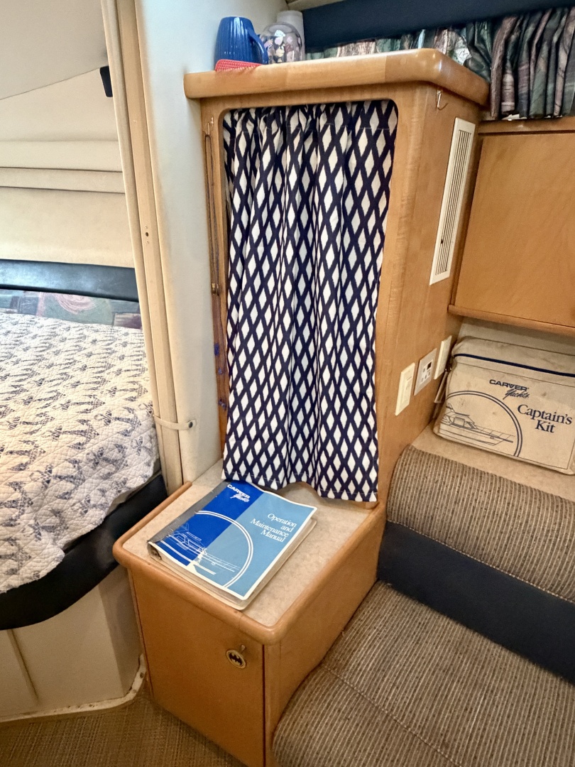 1996 Carver 310 Mid Cabin Express