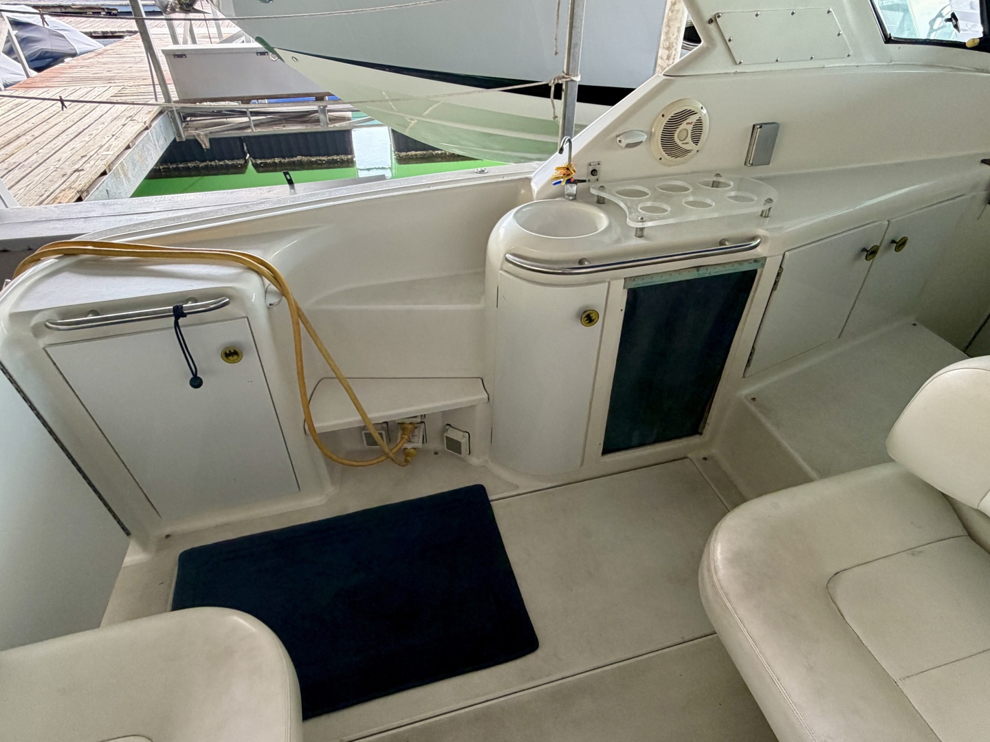 1996 Carver 310 Mid Cabin Express