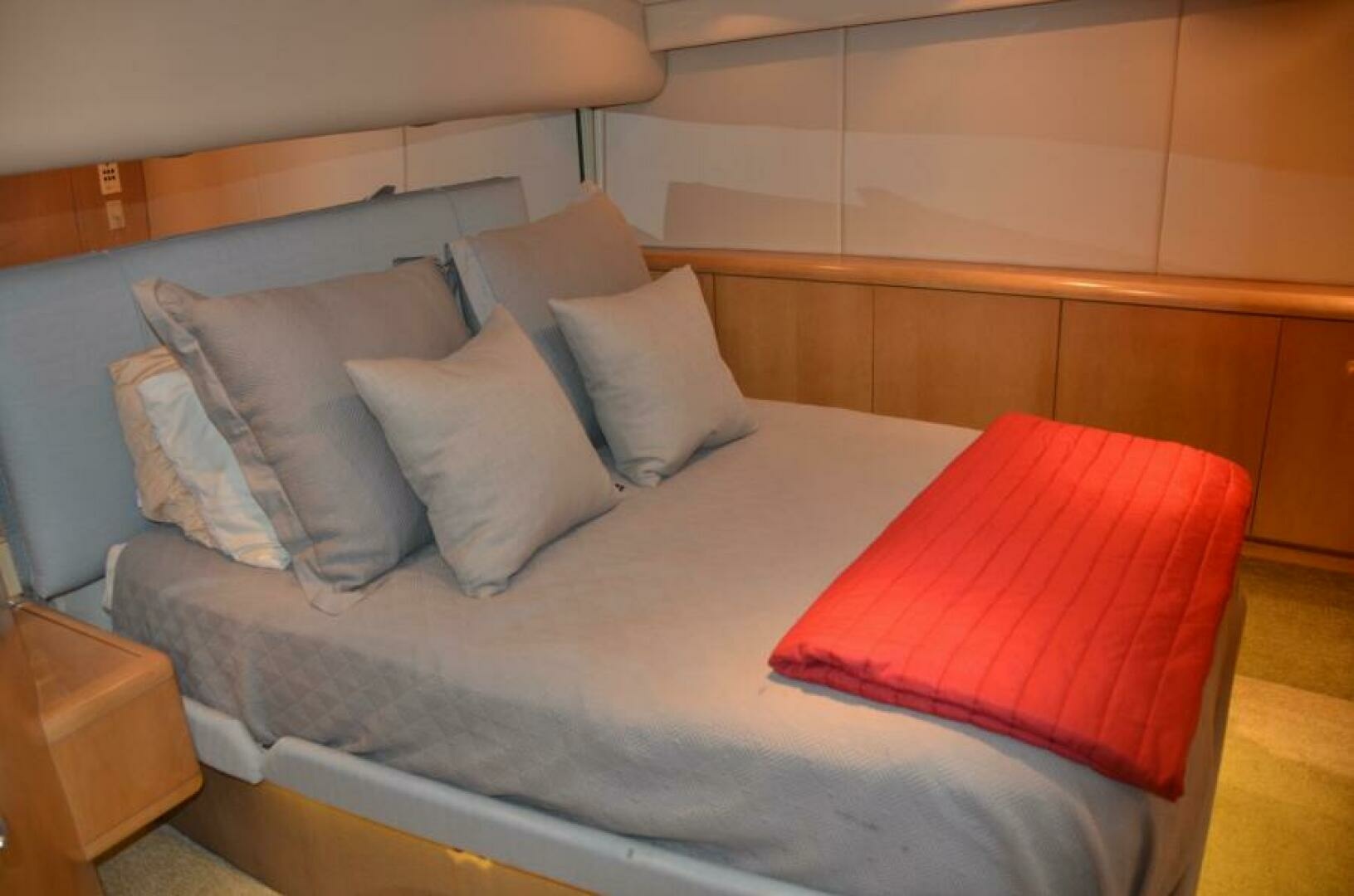Hatteras 60 Convertible Yacht For Sale