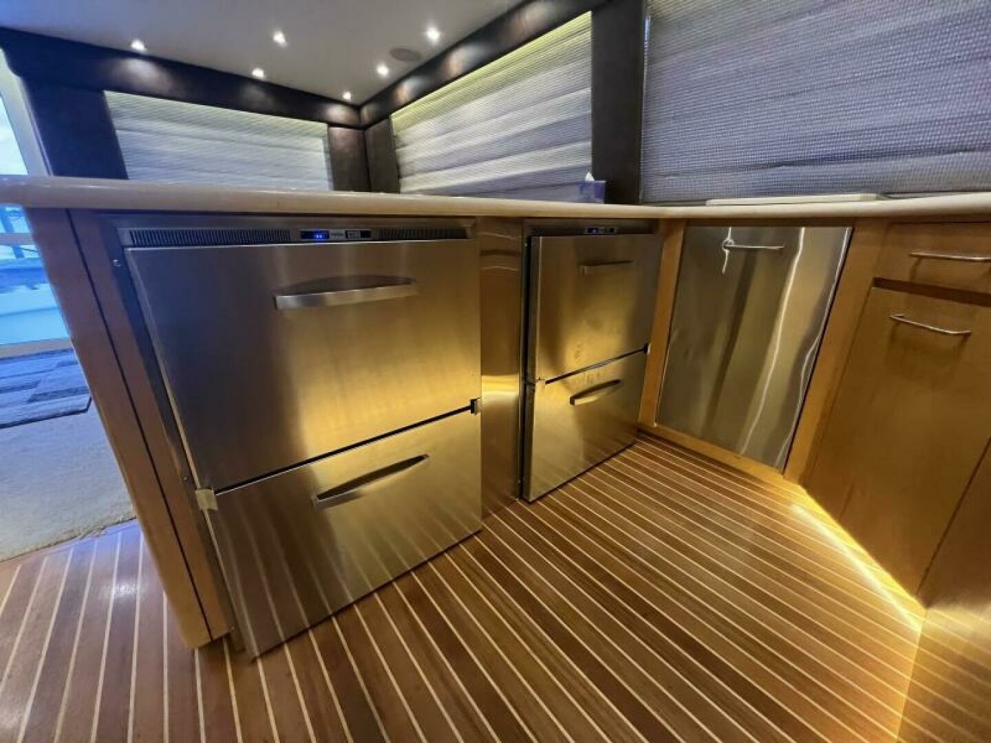 Hatteras 60 Convertible Yacht For Sale