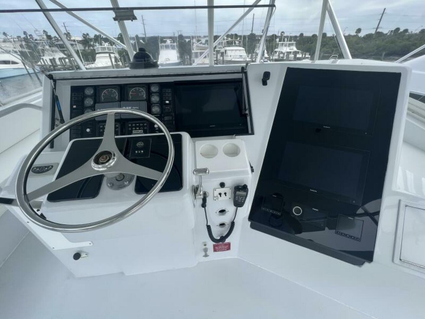 Hatteras SF Down Time - Helm