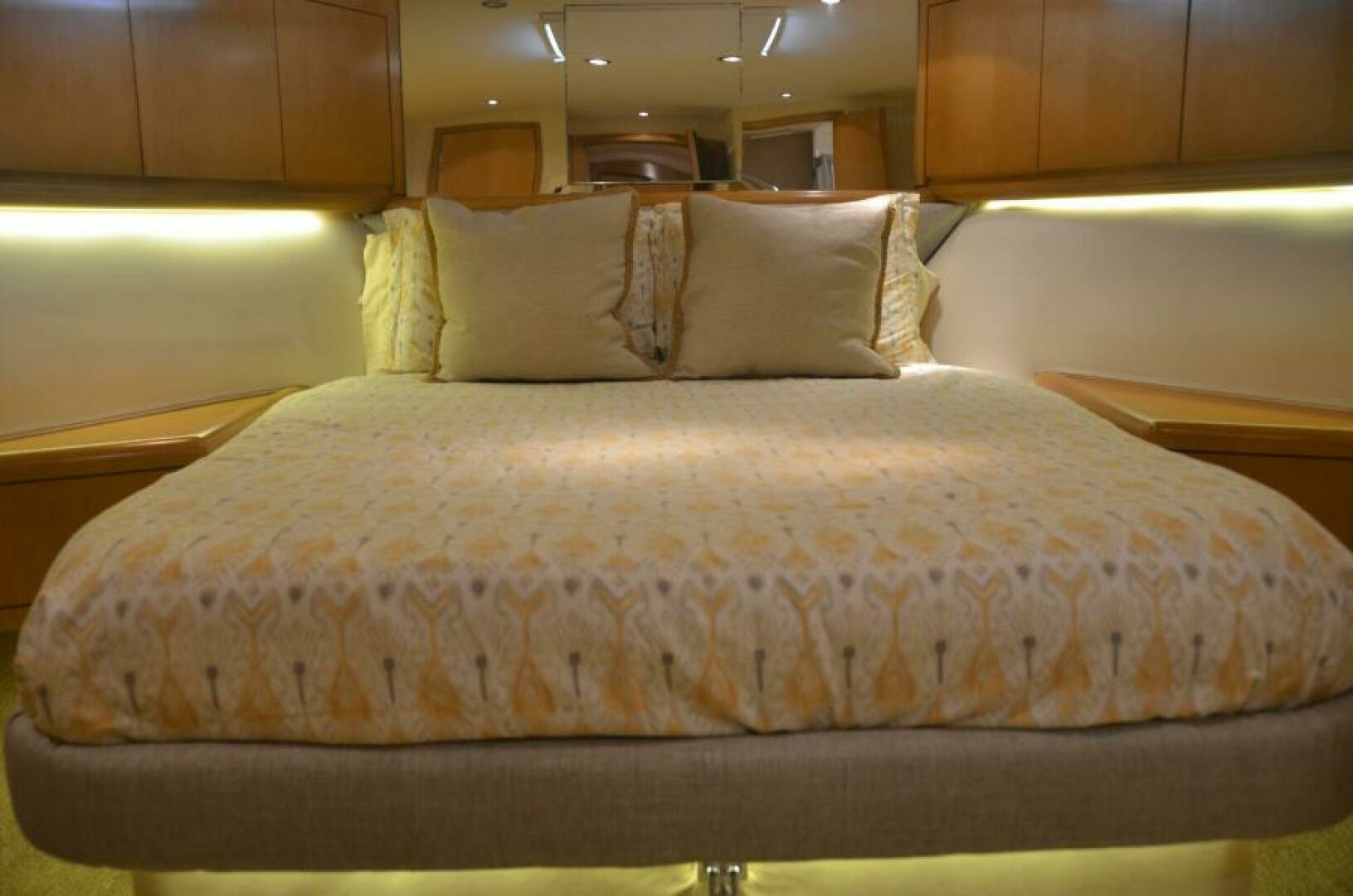 Hatteras 60 Convertible Yacht For Sale