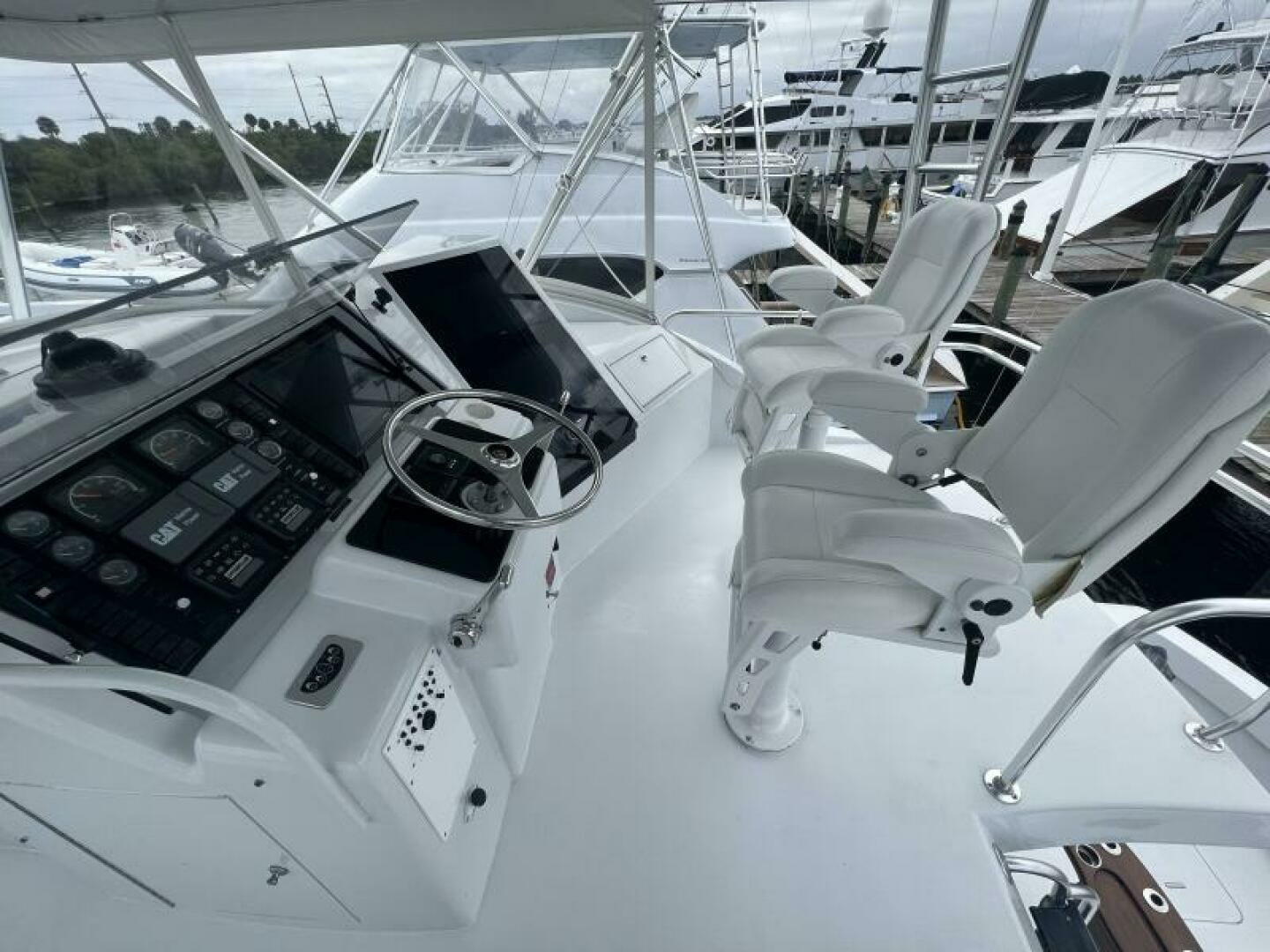Hatteras 60 Convertible Yacht For Sale