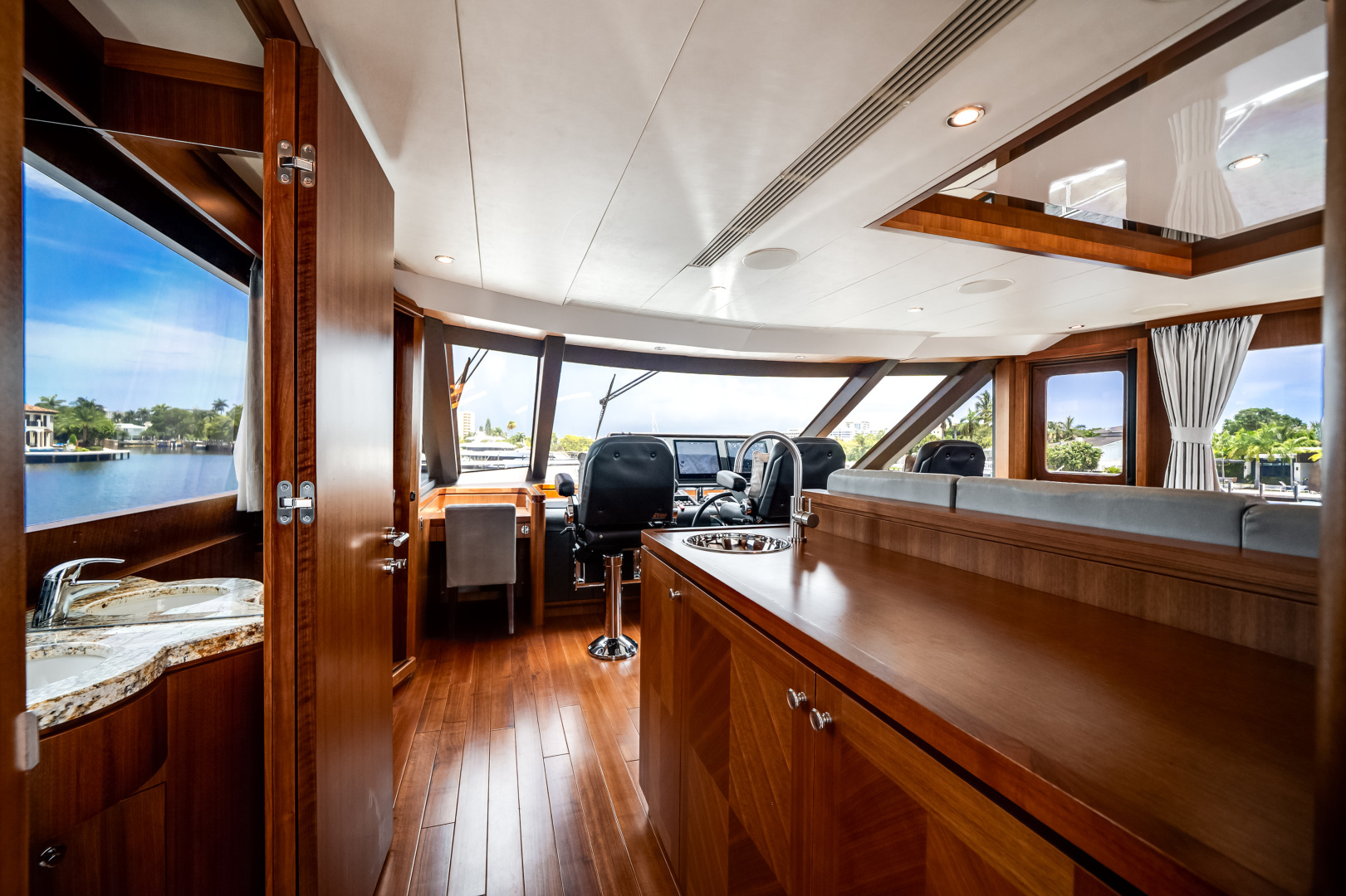 Ocean Alexander 90 SKY LOUNGE Yacht For Sale