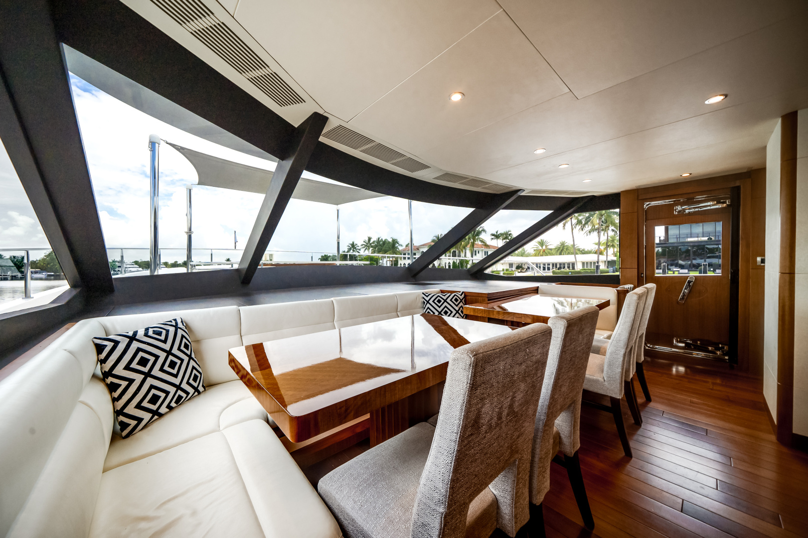 2016 Ocean Alexander 90 SKY LOUNGE
