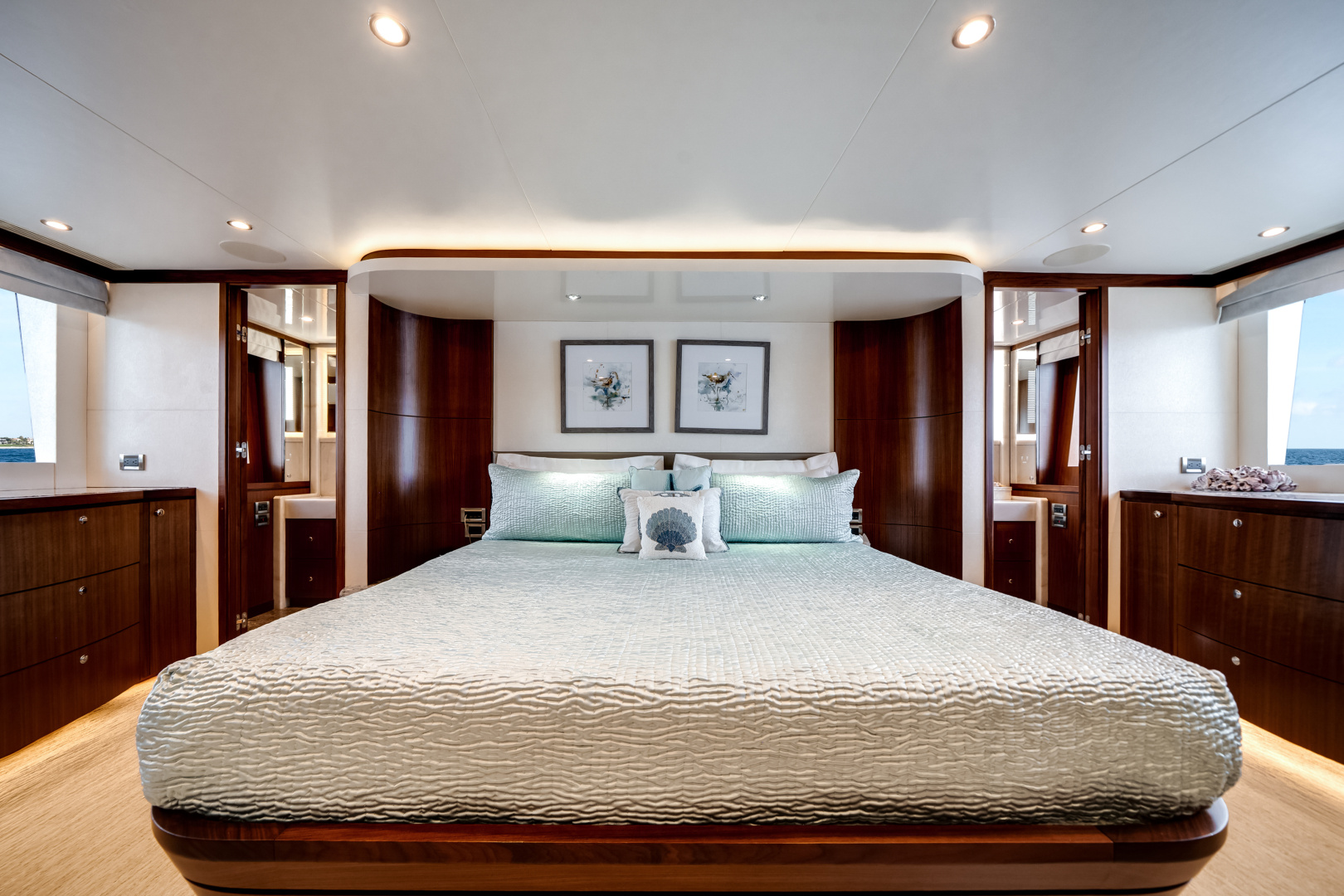 2016 Ocean Alexander 90 SKY LOUNGE