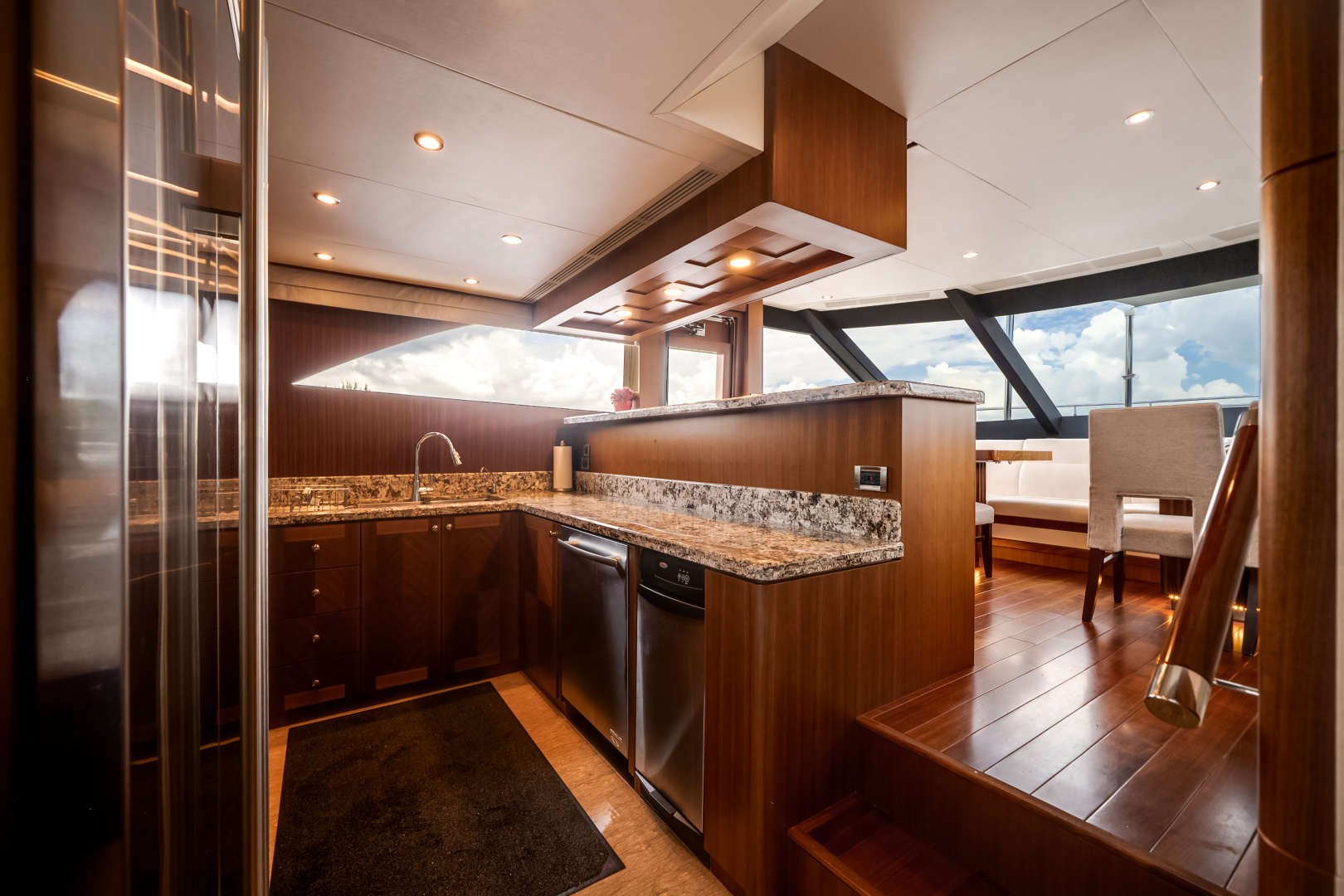 2016 Ocean Alexander 90 SKY LOUNGE