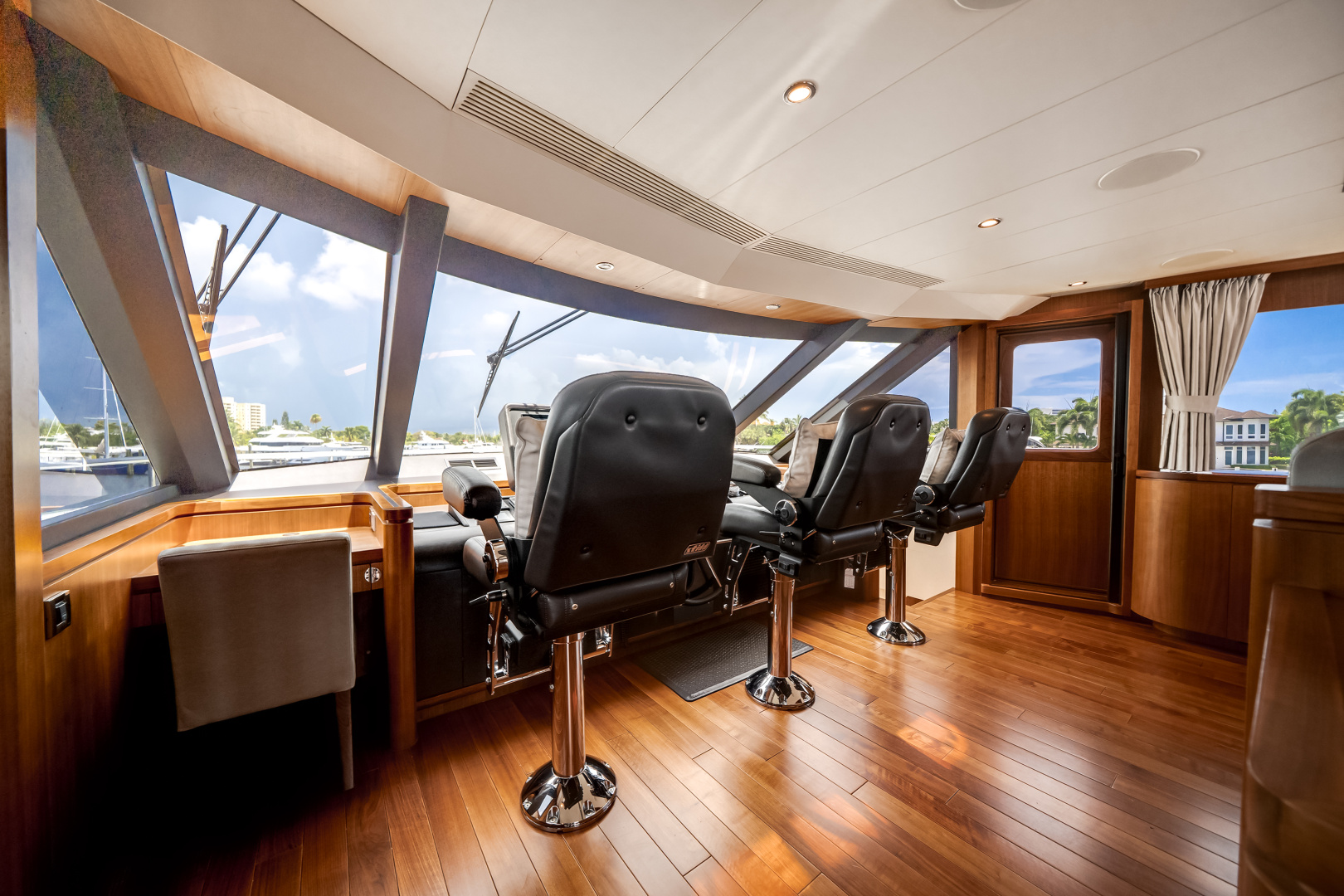 2016 Ocean Alexander 90 SKY LOUNGE