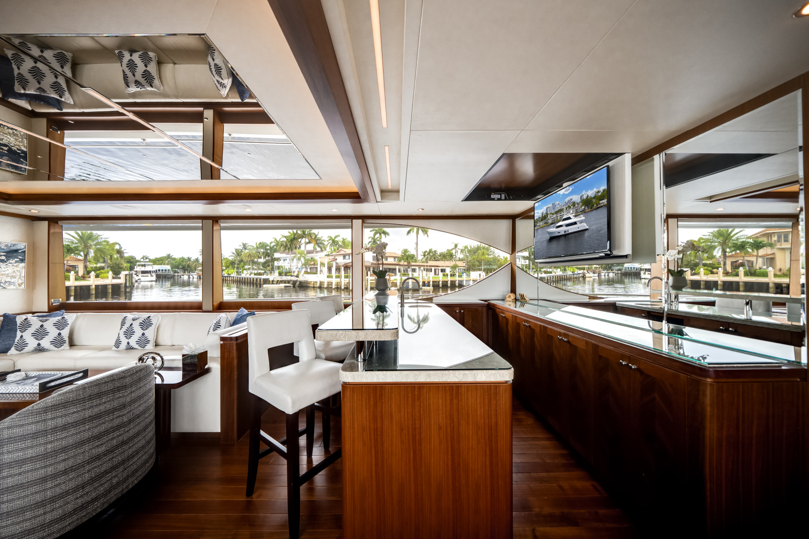2016 Ocean Alexander 90 SKY LOUNGE
