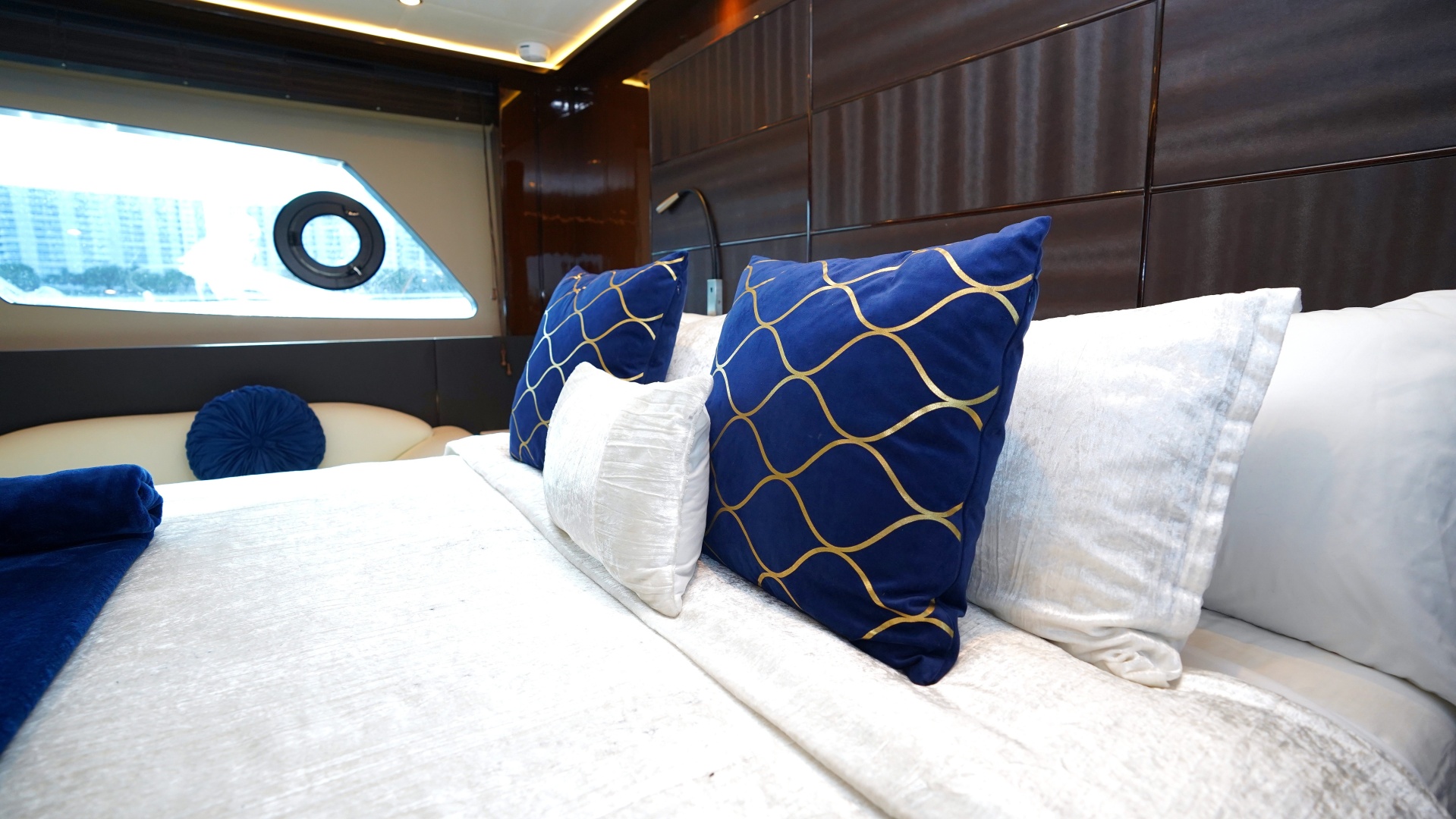 2013 Princess V72