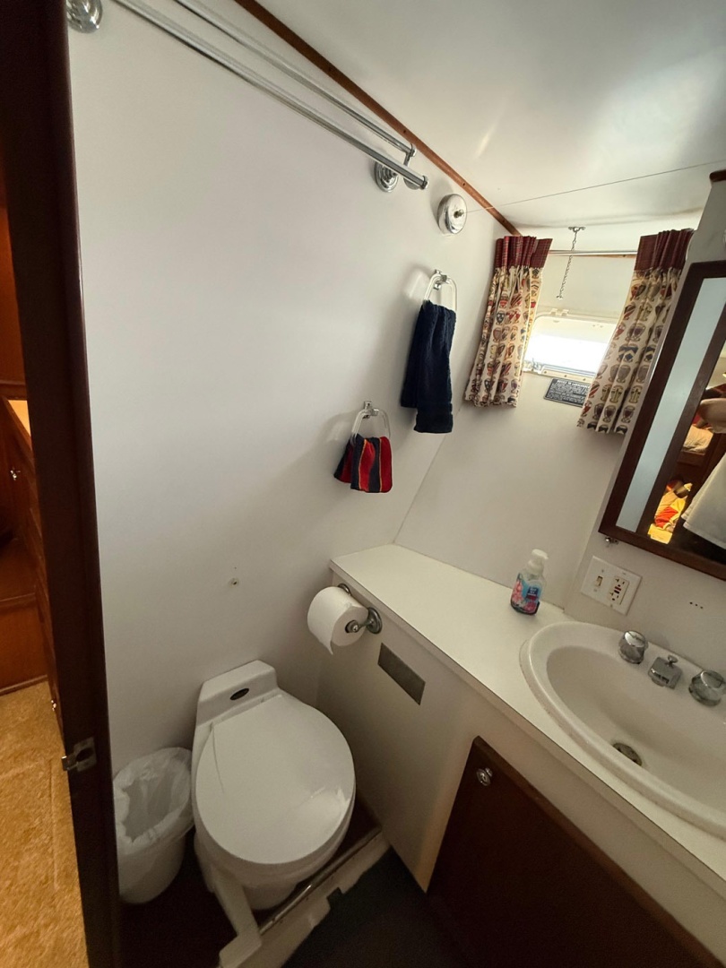 Hatteras 53 Convertible — KNOCK ON WOOD - Photo 33