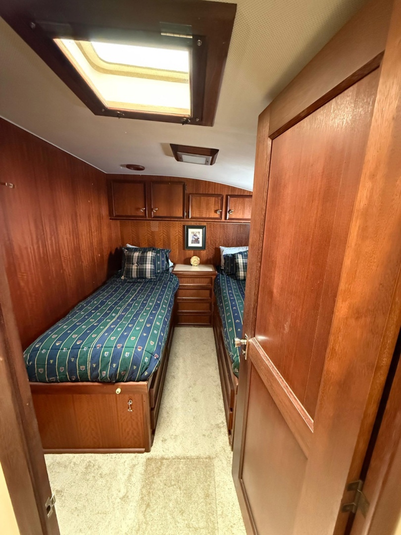 Hatteras 53 Convertible — KNOCK ON WOOD - Photo 35