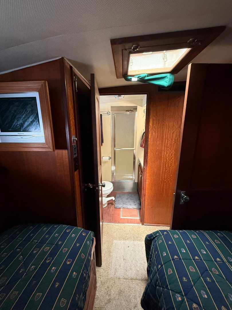 Hatteras 53 Convertible — KNOCK ON WOOD - Photo 38