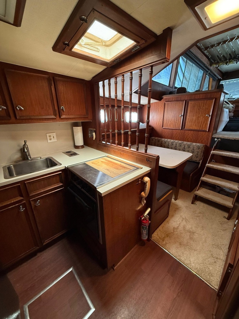 Hatteras 53 Convertible — KNOCK ON WOOD - Photo 42