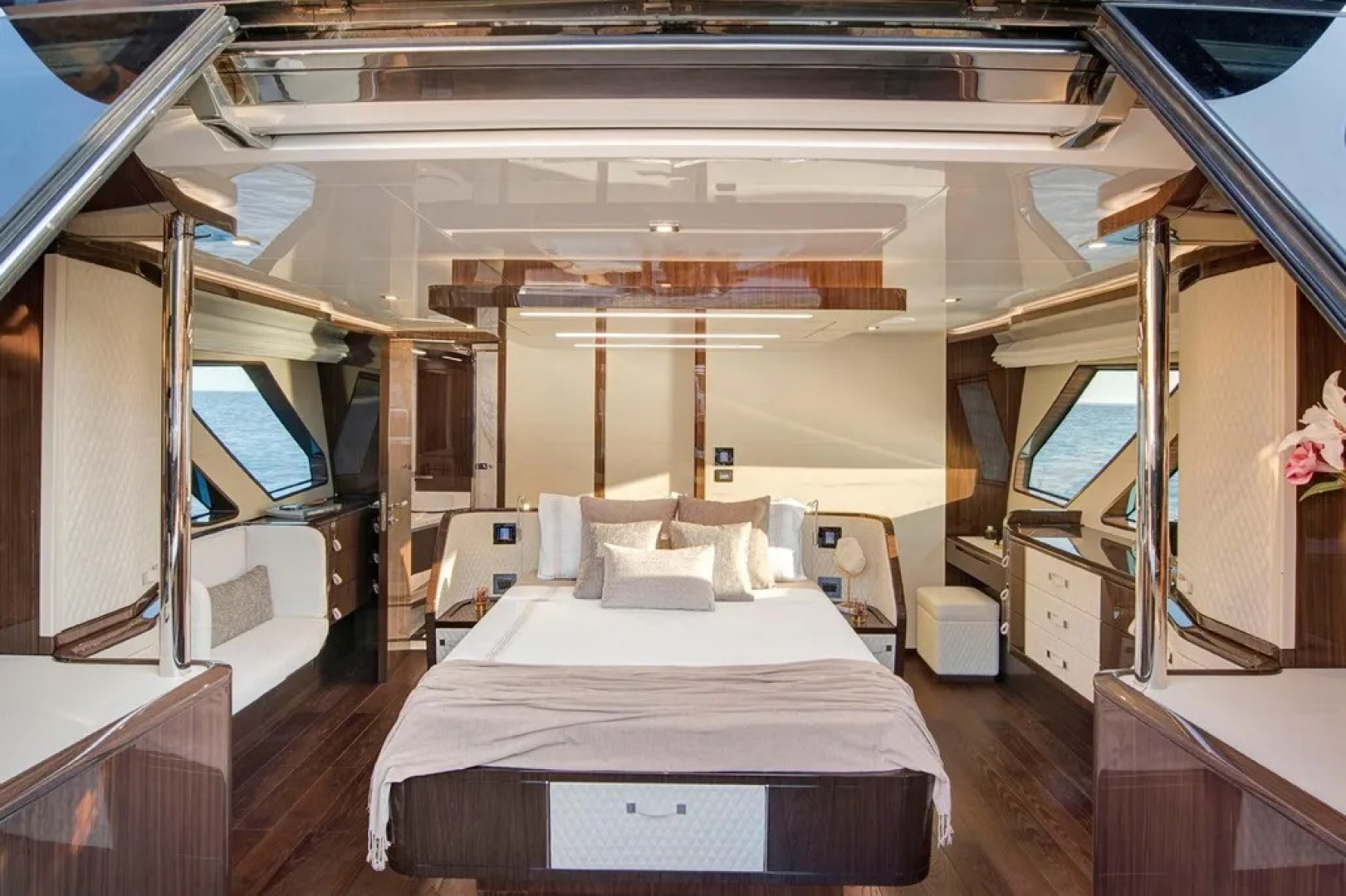 Lazzara Yachts - Photo 20