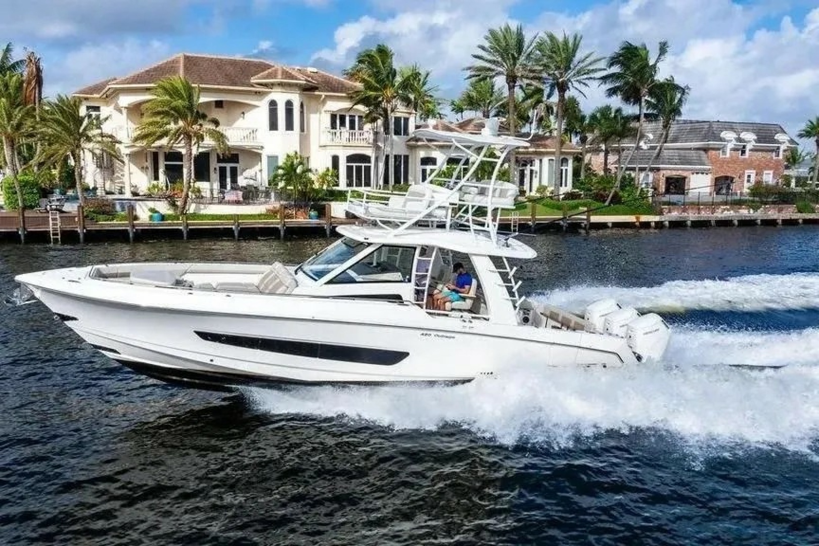 2022 Boston Whaler 