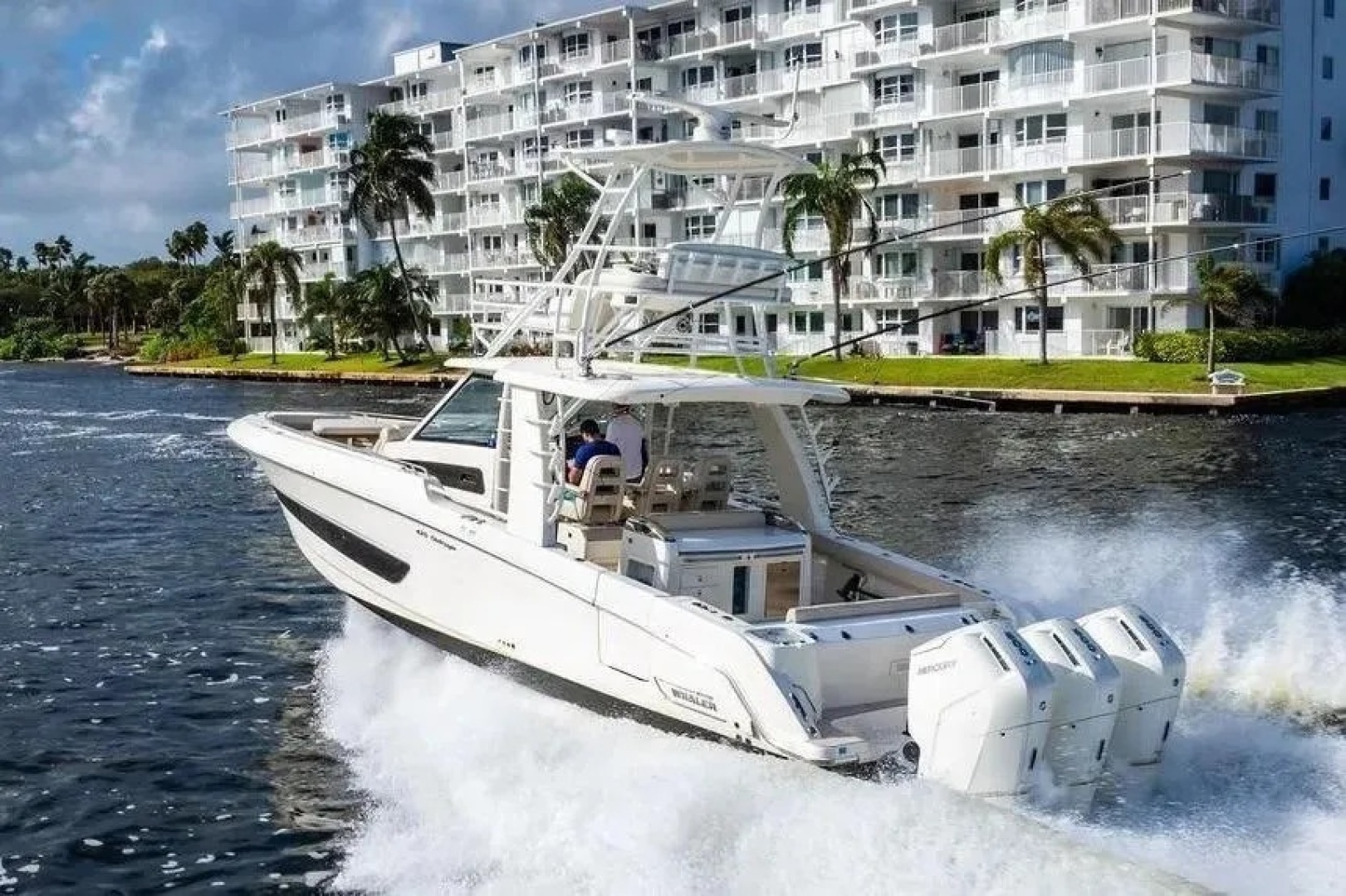 2022 Boston Whaler 