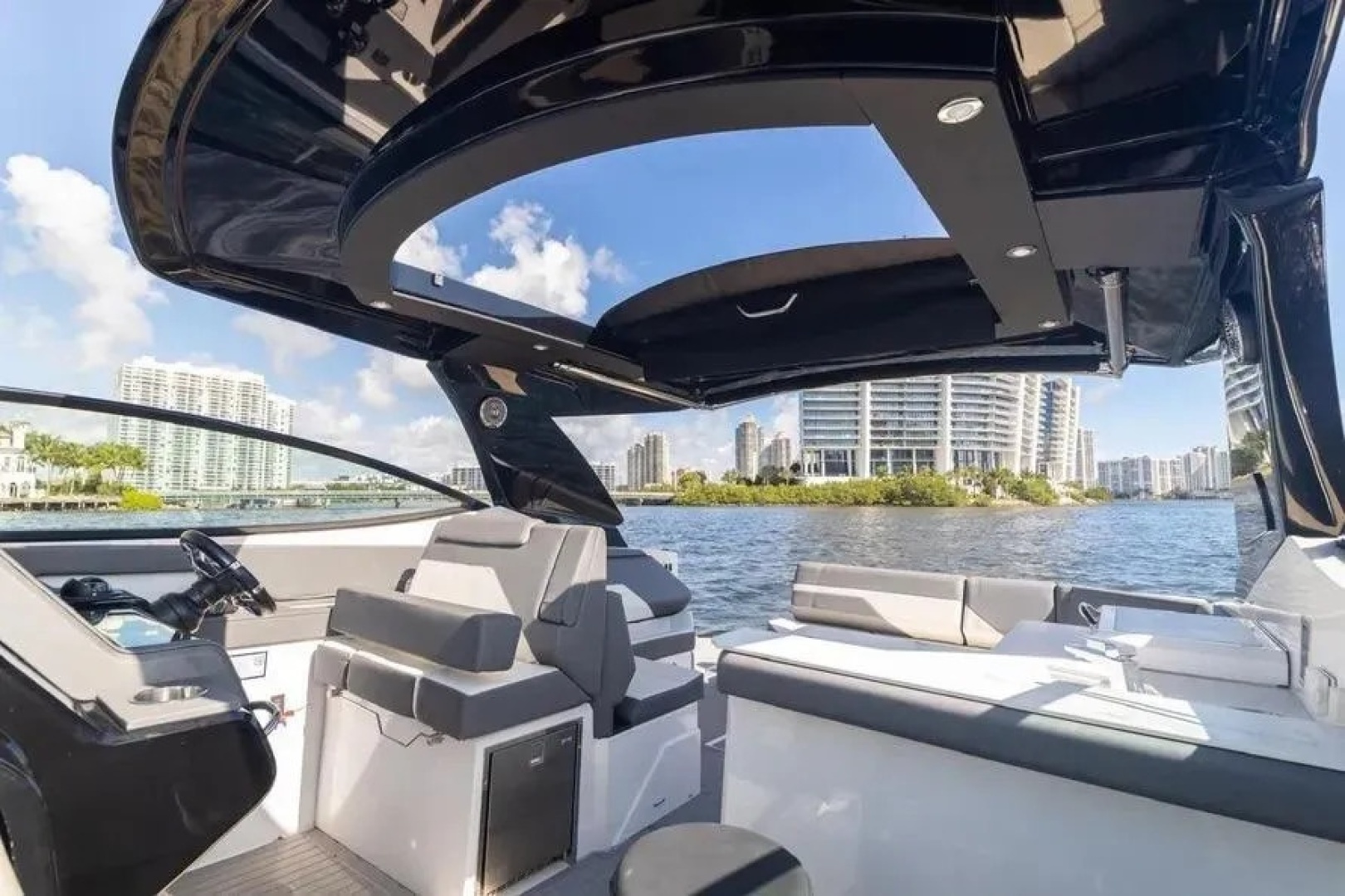 2021 Cruisers Yachts 
