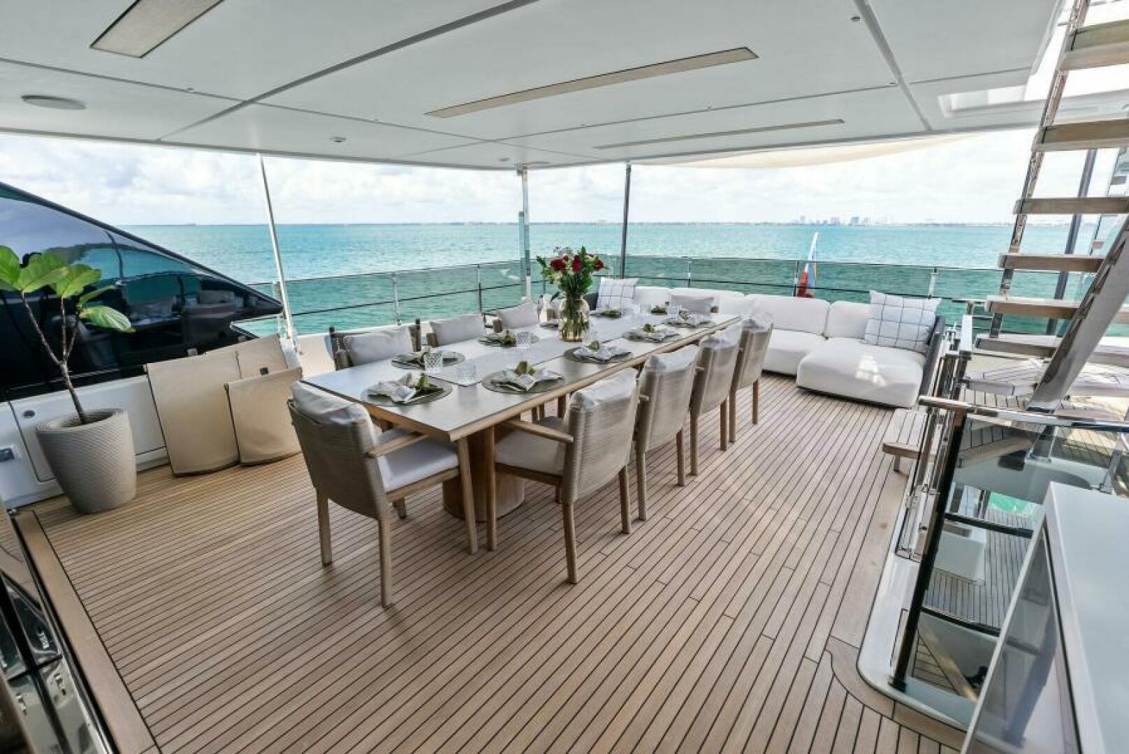 2023 Custom Line 33 Navetta