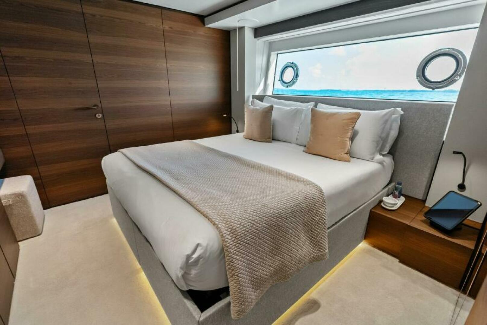 2023 Custom Line 33 Navetta