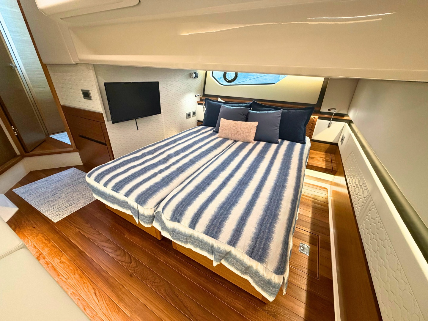 Tiara Yachts 48 LE — Nauti Life - Photo 27