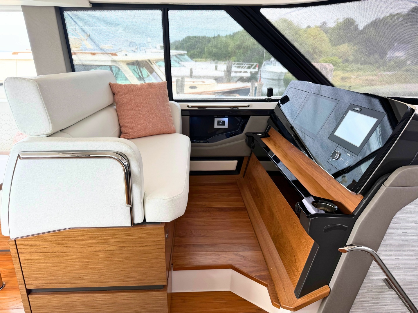 Tiara Yachts 48 LE — Nauti Life - Photo 15