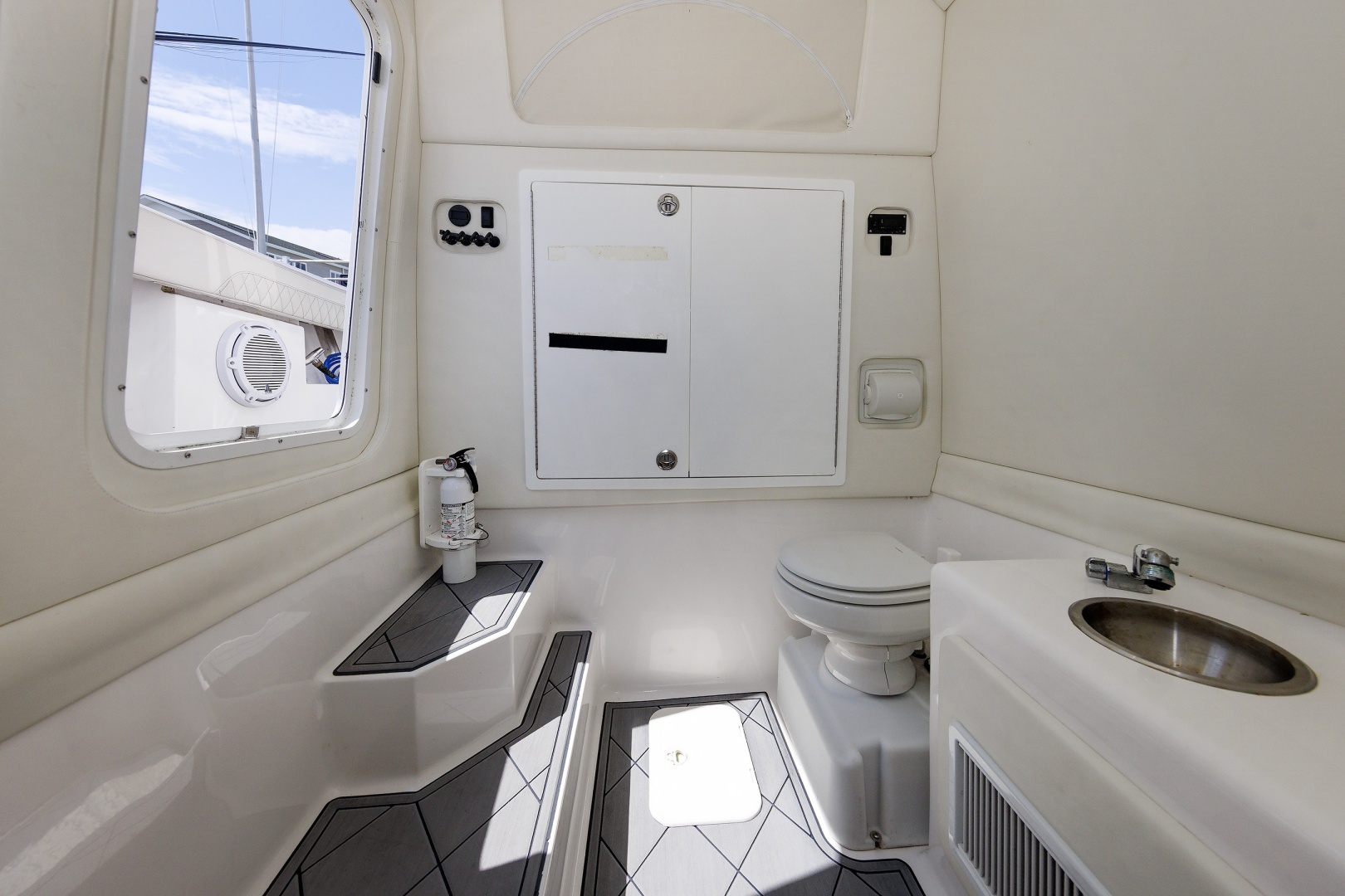 LONESOME COWBOY 39ft Front Runner Yacht For Sale