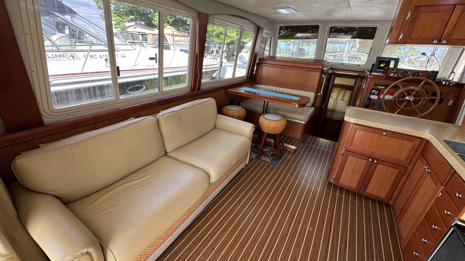 Salon Looking Port